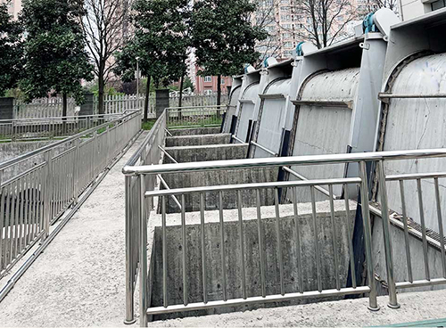 Son fáciles de instalar las rejillas de tratamiento de agua?